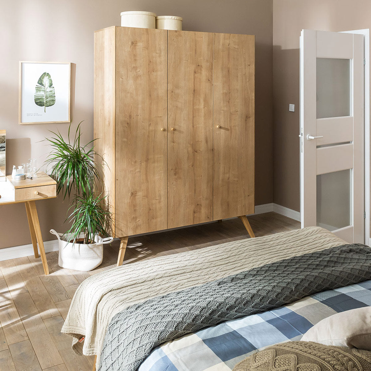 Трикрилен гардероб NATURE | Мебели VOX