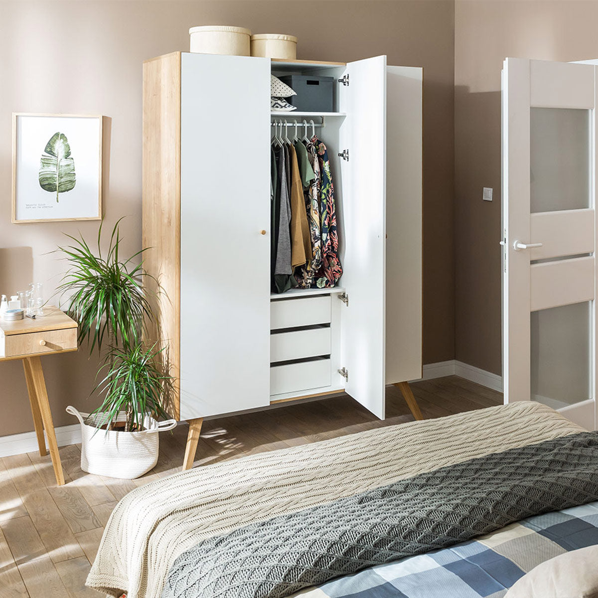 Трикрилен гардероб NATURE с елементи от естествен дъб и регулируеми рафтове и цвят NATURE на VOX Полша от Мебели VOX